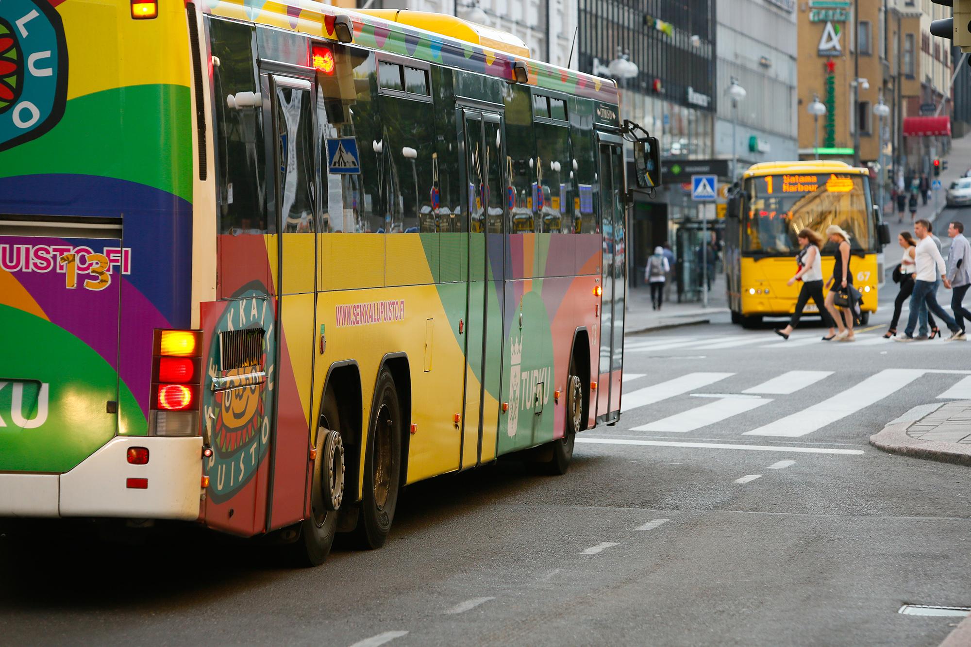 Uusien auto- ja pyöräpysäköintipalvelujen kehittäminen käynnistyy Turussa