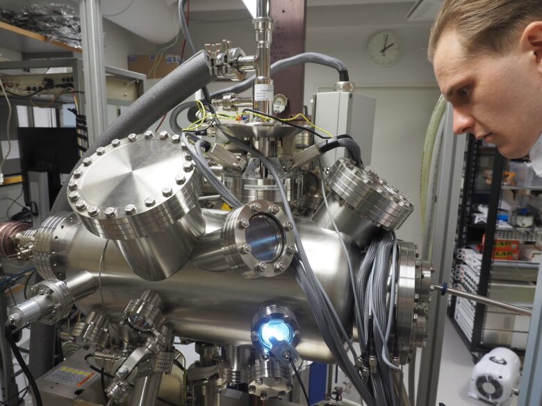 Tutkija tarkastelee huipputeknologista järjestelmää laboratoriossa.