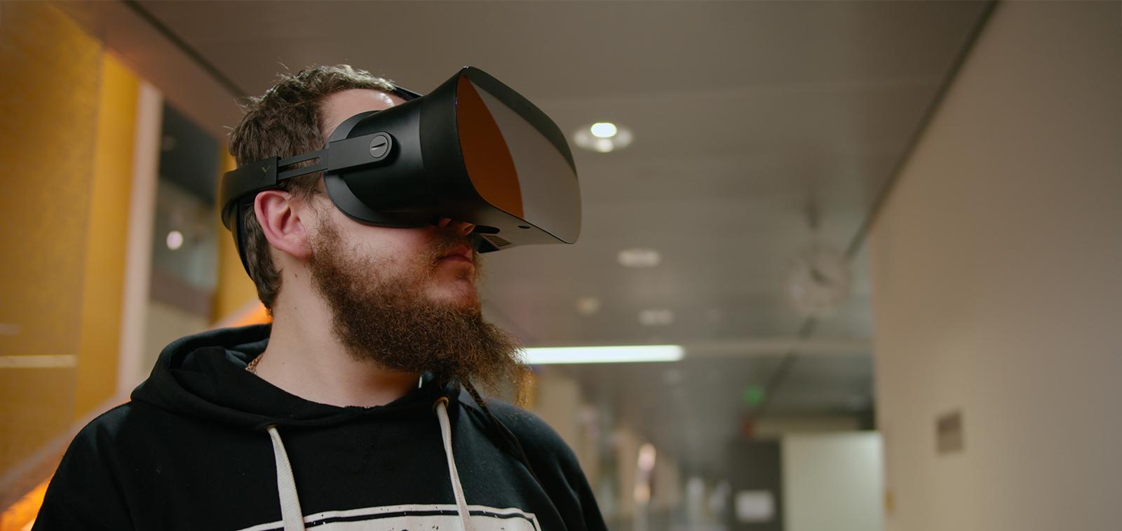 Opiskelija katselee VR-laseilla